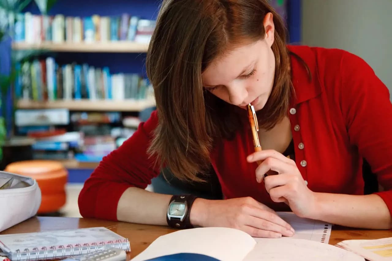 Jak napisać rozprawkę krok po kroku i uniknąć najczęstszych błędów